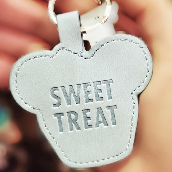 Disney Parks Mickey Mouse Cupcake Sweet Treat Felt Vinyl Keychain NEW Disney Parks Mickey Mouse Cupcake Sweet Treat Felt Vinyl Keychain NEW